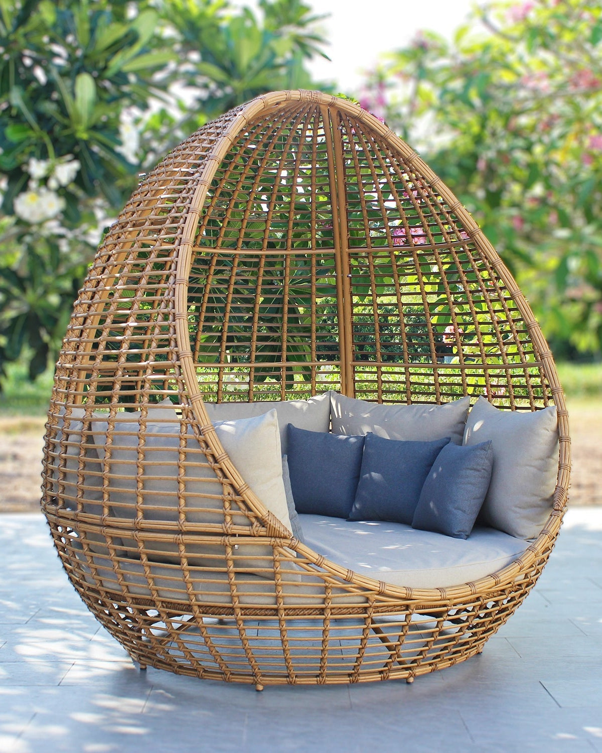 Cocoon Daybed Lounger | Enclosed Oval Design, 2–3 Seater - Acacia Garden Center