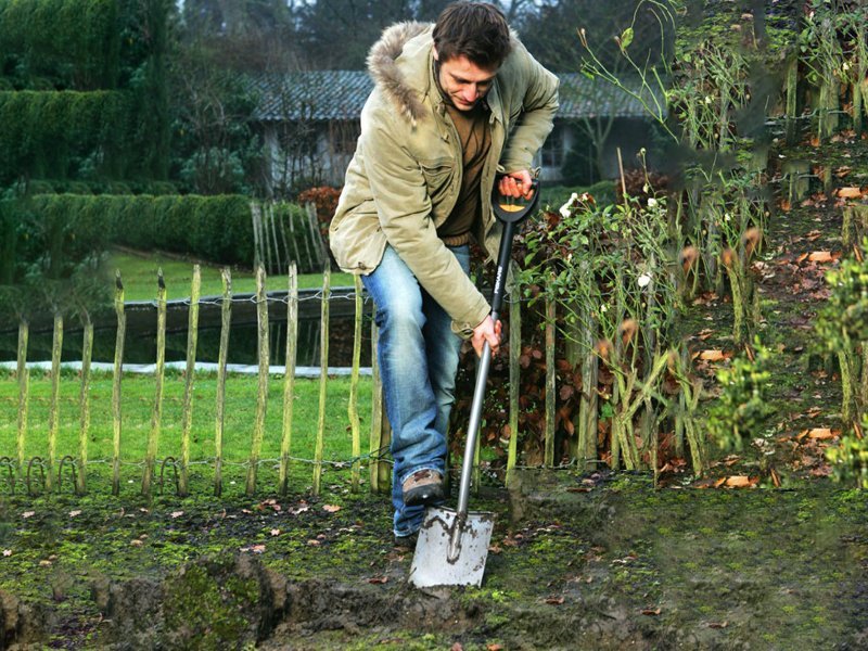 Fiskars Telescopic Spade Straight - (131310) - Acacia Garden Center