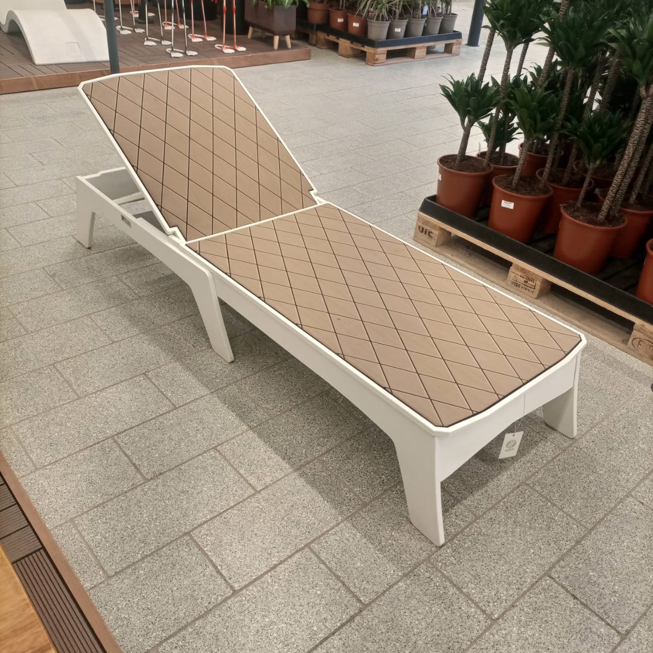 Ledge Lounger Mainstay Chaise - White with tan diamond - Acacia Garden Center