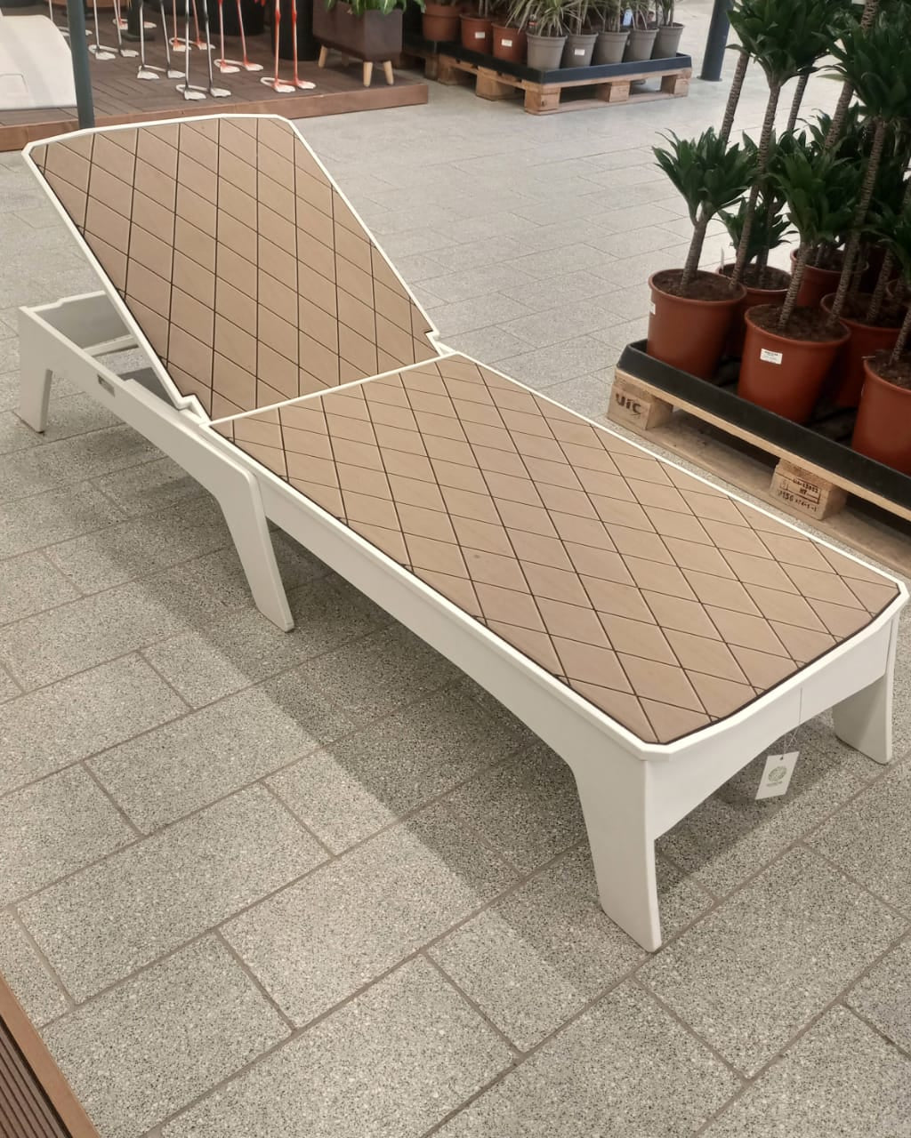 Mainstay Chaise - White with tan diamond - Acacia Garden Center