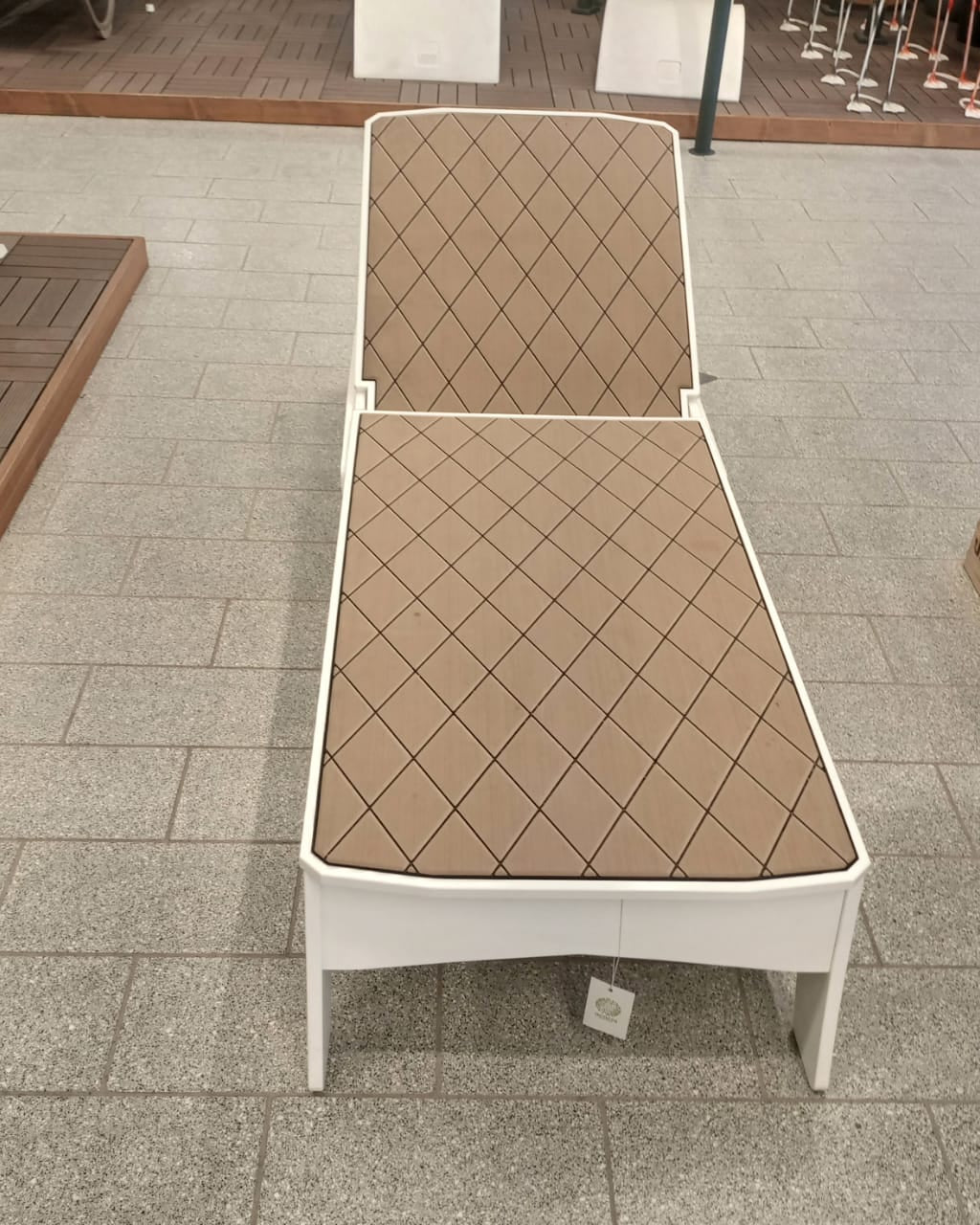 Mainstay Chaise - White with tan diamond - Acacia Garden Center