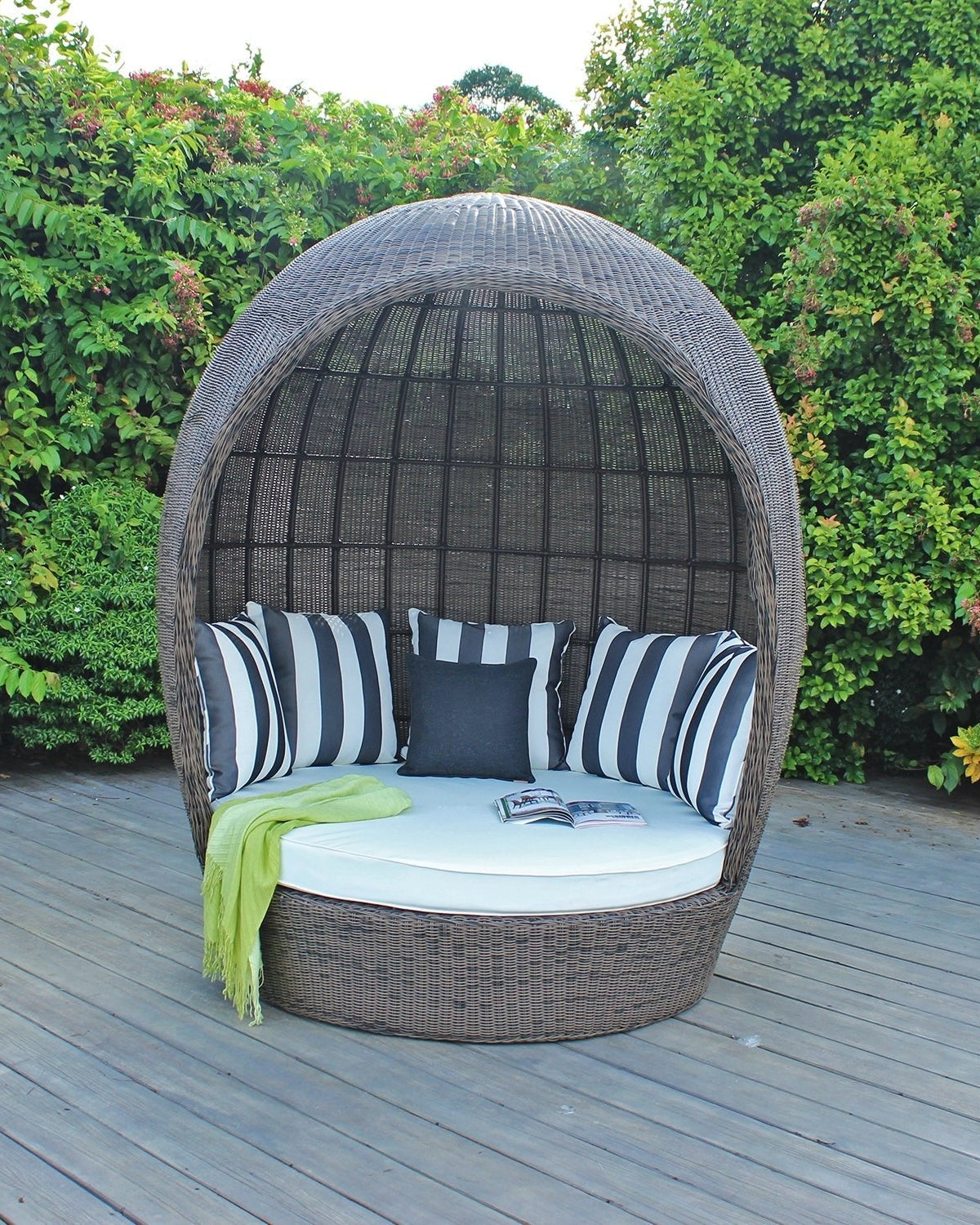 Round Daybed Lounger | Retractable Canopy, 2–3 Seater - Acacia Garden Center