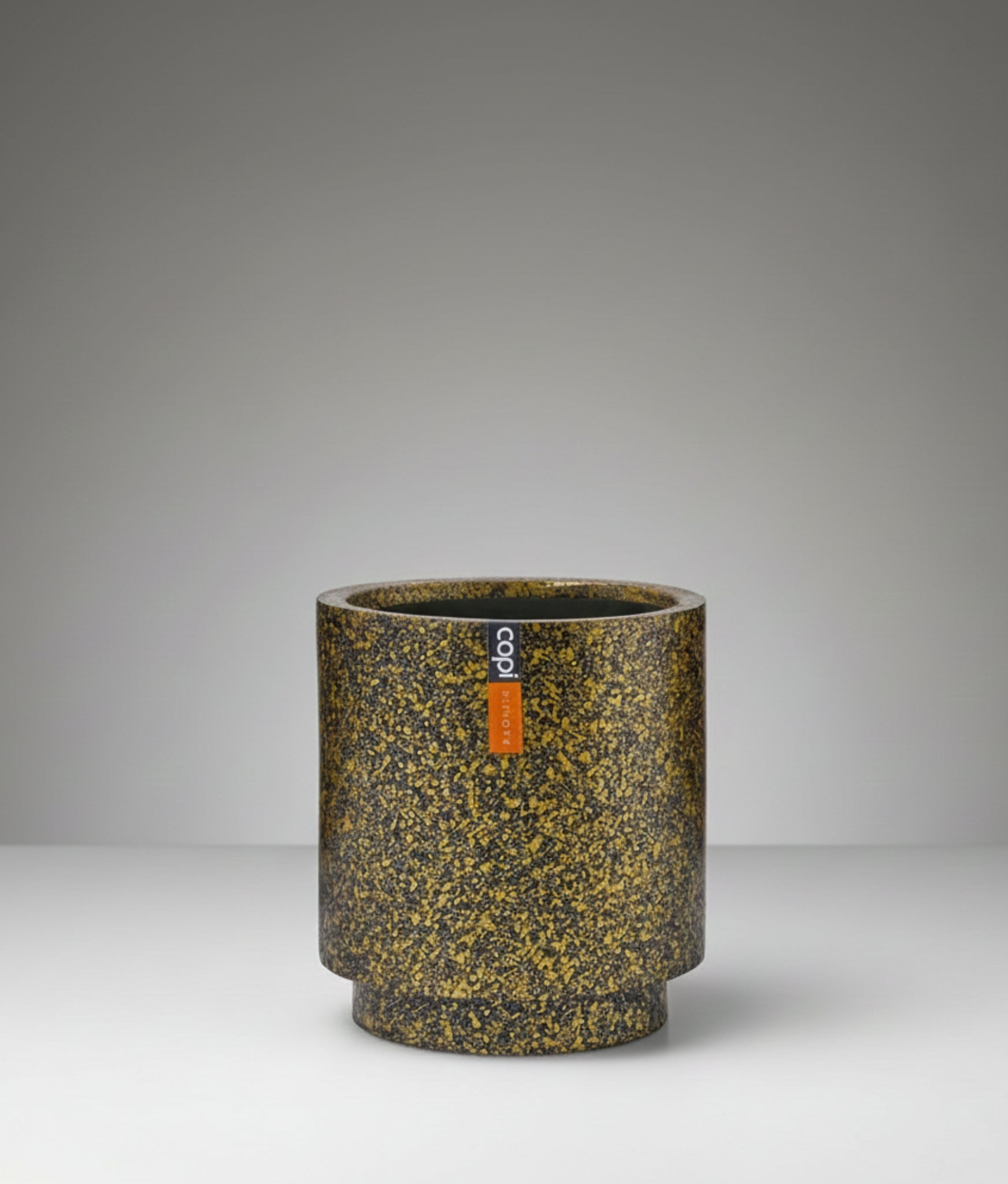 مزهرية أسطوانية من كابي أوروبا باللون الأسود والذهبي