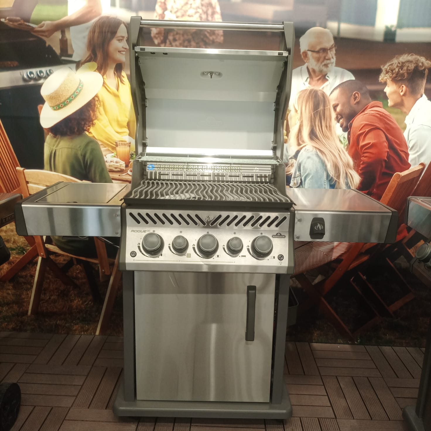 Napoleon Gas Grill Rogue SE425 | Propane Gas Grill with Infrared Side Burners