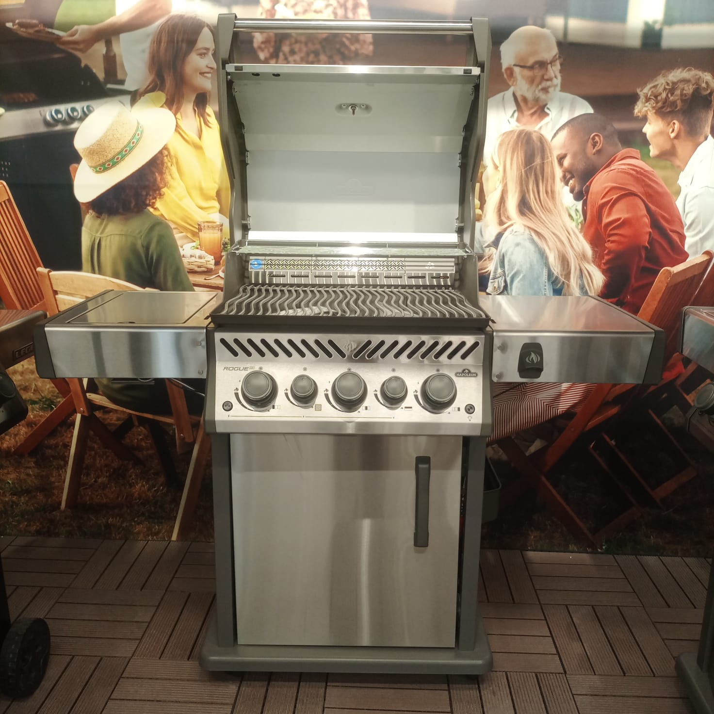 Napoleon Gas Grill Rogue SE425 | Propane Gas Grill with Infrared Side Burners