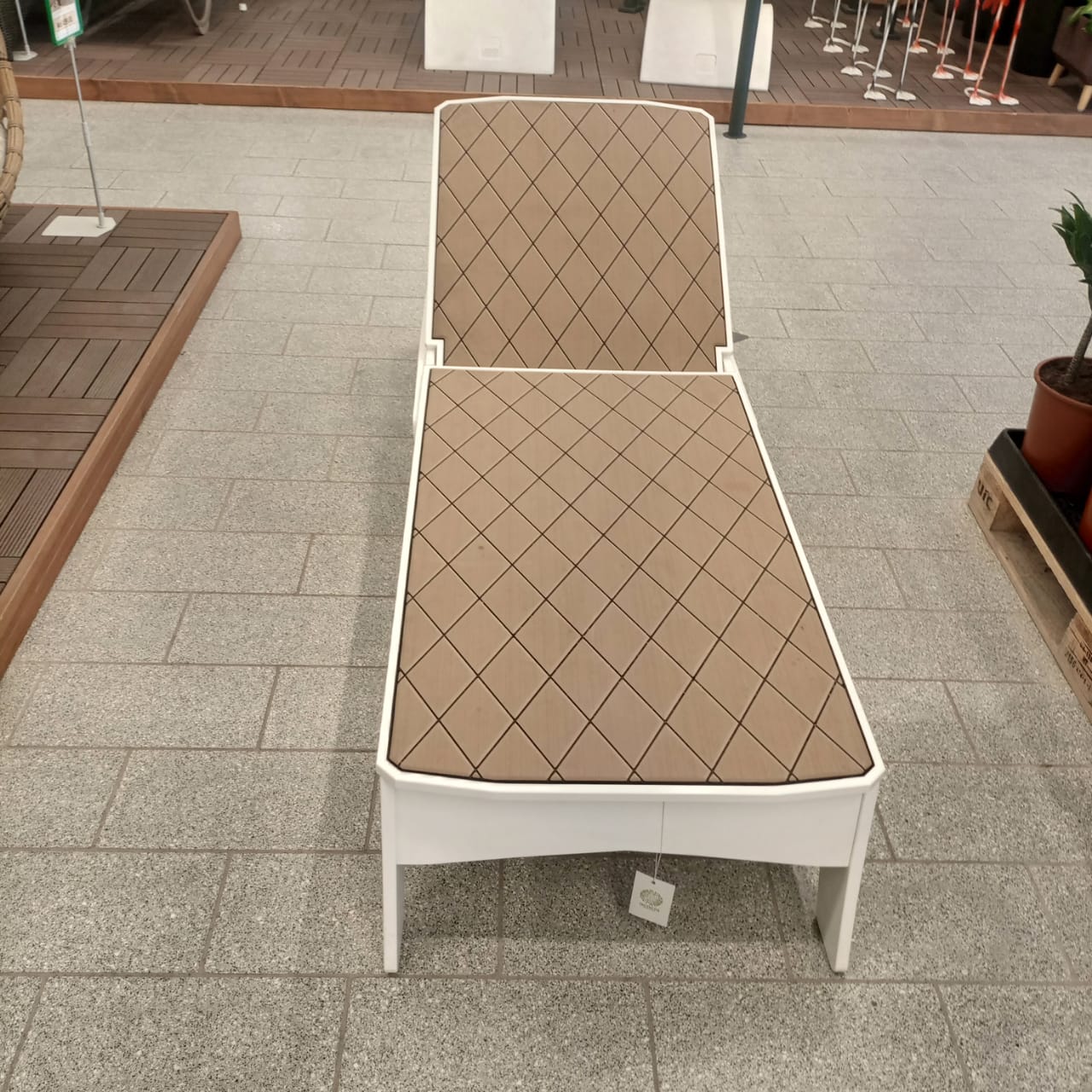 Mainstay Chaise - White with tan diamond - Acacia Garden Center